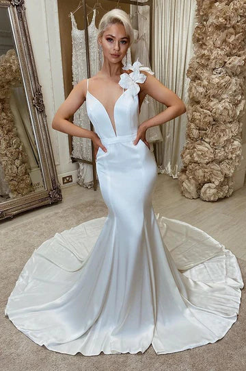 Vestido de novia sirena de satén con escote en V profundo y espalda descubierta con flores